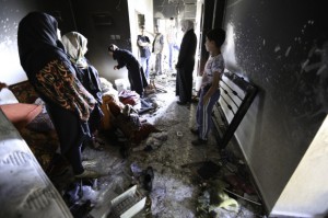 Los familiares y vecinos inspeccionan los daños. La familia de Aisha se mantuvo dentro durante gran parte de la redada hasta que los soldados los evacuaron para detonar los explosivos. (Foto: Kelly Lynn)