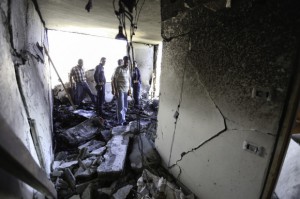 Los vecinos y miembros de la familia inspeccionan el daño de la sala de estar del segundo piso después de que las Fuerzas de ocupación israelíes hicieran estallar los explosivos durante la noche. (Foto: Kelly Lynn)
