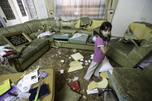Soldados israelíes utilizaron cuchillos de la cocina para destruir los muebles de toda la casa Qawasmeh. (Foto: Kelly Lynn)