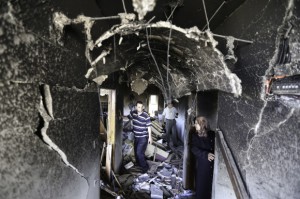 Miembros de la familia en el pasillo del segundo piso, donde la explosión voló la pared frontal y se destruyó varias otras. (Foto: Kelly Lynn)
