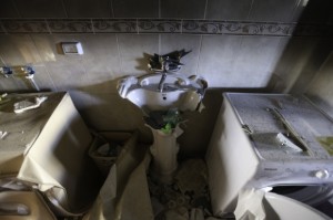 Varias familias viven juntas en esta gran casa. Cada lavabo fue destruido por los soldados israelíes. (Foto: Kelly Lynn)